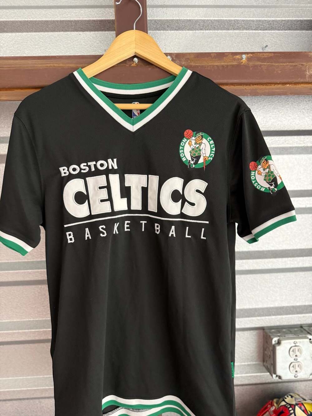 UNK NBA Boston Celtics Full Court Press V-Neck Shooting Shirt